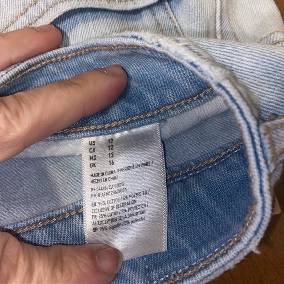 🎉HP🎉 American eagle frayed bottom lightwash denim skirt. - Picture 4 of 6